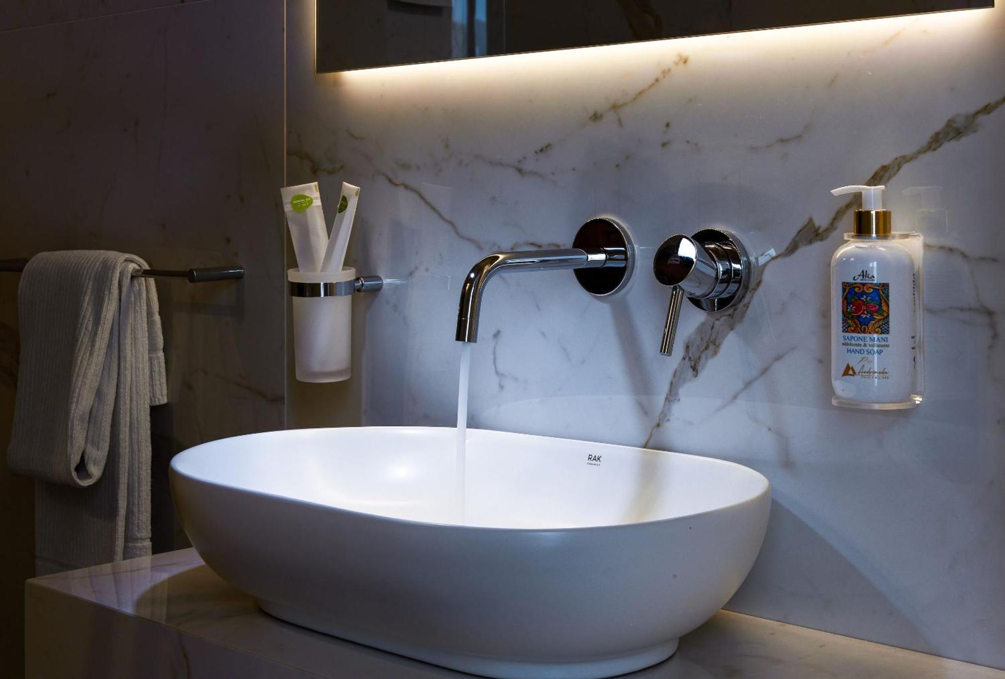 Andromeda Hotel ซานวิโต โลคาโป ภายนอก รูปภาพ